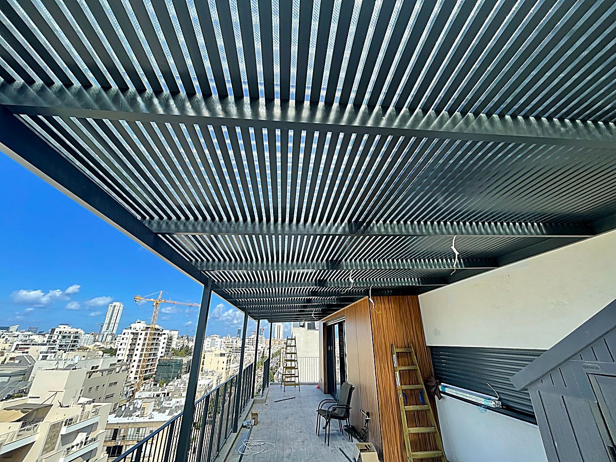 פרגולת אלומיניום תלויה מעוצבת — הגג שלי